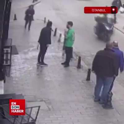 Fatih'te bir şahıs, kaldırımda yürüyen adamı tek yumrukla yere serip gasbetti.