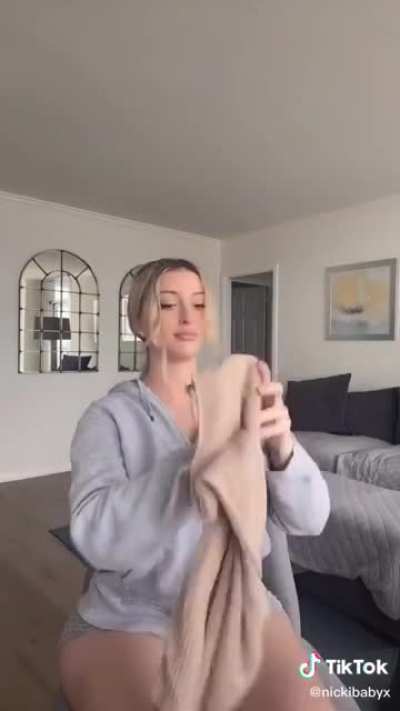 Her legs are so 🥵🥵💦💦