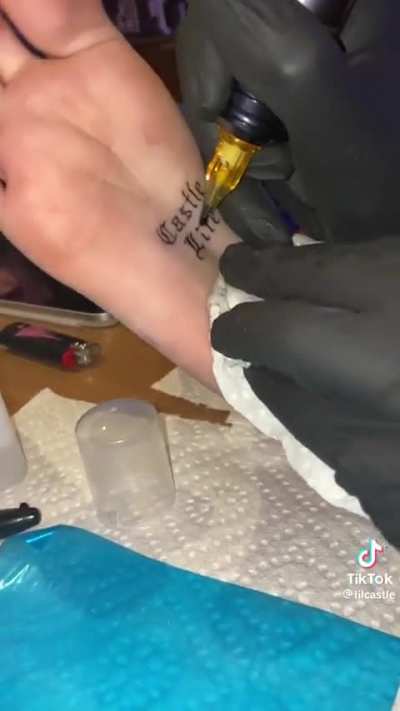 Madison beer getting a tat on her feet.