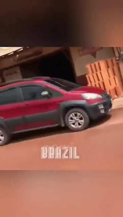 Igarap&eacute; Miri, Par&aacute;. Chefe do foi CV morto pela pol&iacute;cia e seu corpo foi acompanhado pela multid&atilde;o que comemorava sua morte.
