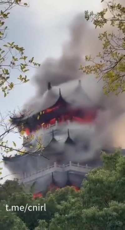 12日，江<wbr>苏苏州，张<wbr>家港凤凰山<wbr>景区永庆寺<wbr>突发大火，<wbr>火势凶猛建<wbr>筑只剩框架<wbr>。