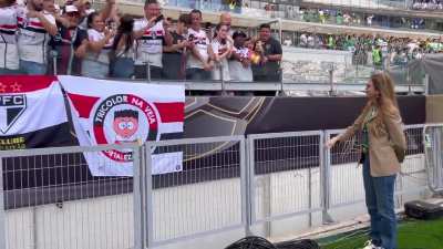 Torcida do SPFC tietando Leila Pereira. "Vem pro S&atilde;o Paulo"