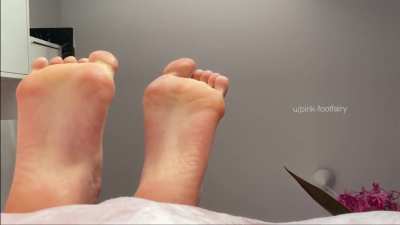 let&rsquo;s ring in the new year with my feet on your face;)