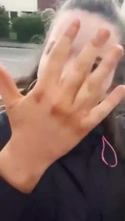 A girl harasses a Mexican man for speaking Spanish in Ireland