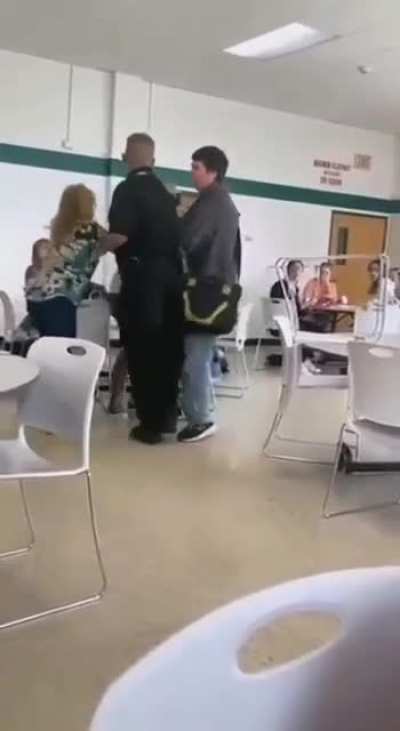 Girl Beats Up Boy (Goes Down Kickin&rsquo;)