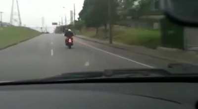 F&iacute;sica 1: Dois indiv&iacute;duos em uma moto a 80km/h, qual a dist&acirc;ncia de frenagem?
