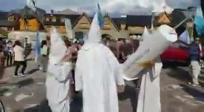 Antivacunas usando uniformes del KKK en una marcha en Bariloche. Ya pasan de ser graciosos a ser peligrosos.