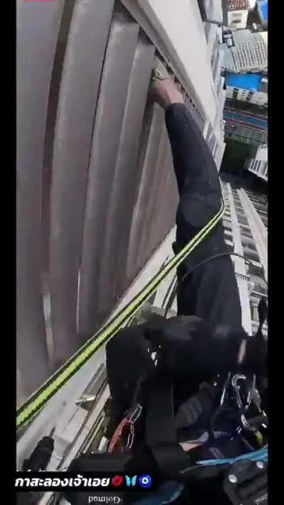 How much does an air conditioning technician earn ? Watching this makes my legs ache