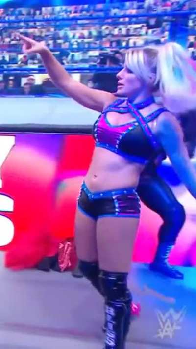 The Referee couldn&rsquo;t keep his hand off Lexis Tight stomach, I dont blame him 🤤