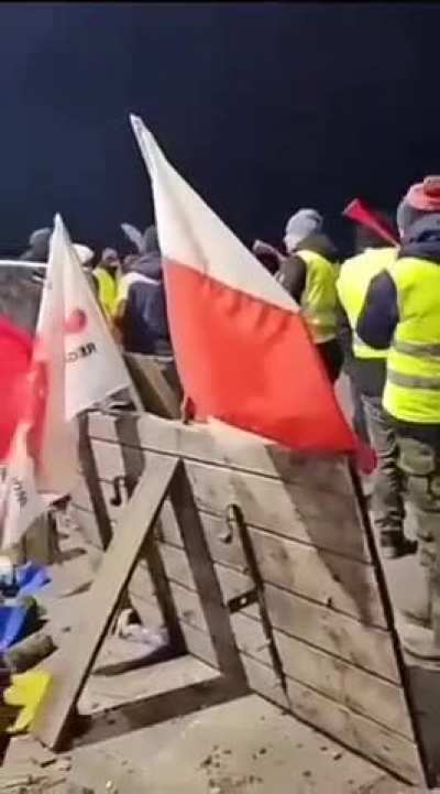 Polish "protestors" immitate sirens while Ukrainian trucks are crossing the border. Beyond cynical 