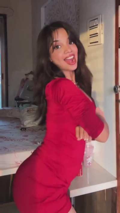 DAY 6 OF SIMPING FOR MUSKAN KARIYA GODDESS 🛐- must've watched this a million times by now🐕. Her deep clevage is as always the best, but her bare thighs🦵 and her plump ass stole the show this time🥵🍗