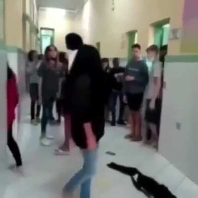 Homem vira mulher para usar banheiro feminino que mulheres conseguiram, e bate em mulher que reclama. Quanto tempo o lacre vai conter isso? 🤷🏻&zwj;♂️