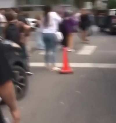 Así cayó el sujeto que le dio un manotazo a la camioneta de la comitiva de Milei