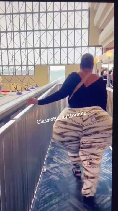 Curvy Aunty