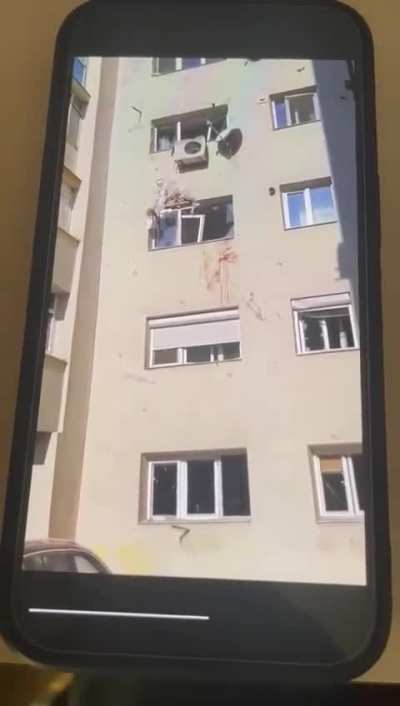 I-a aruncat  ca pe niste carpe dintr-un bloc in altul…