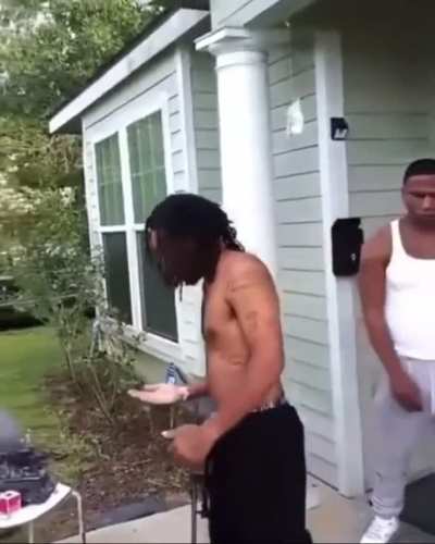 Don&rsquo;t ever fight a nigga that still wear ecko shorts😭😭