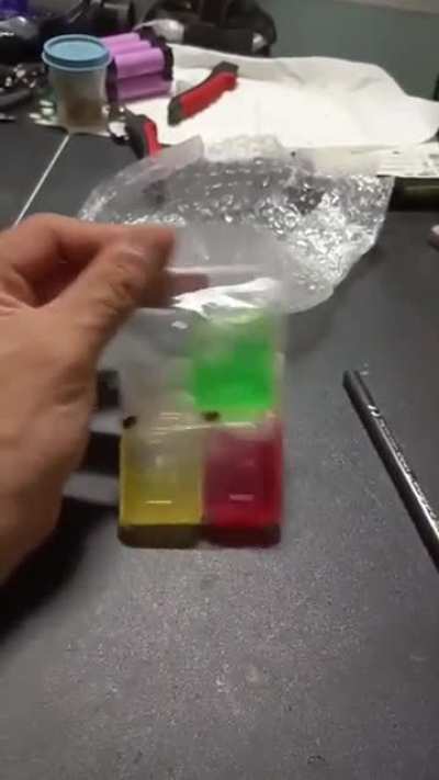 Otro compa&ntilde;ero ilusionado con sus garrafas de combustible escala 1/10