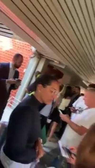 Bolsonaristas presos chorando ao receberem a notícia de advogados sobre consequências dos atos terroristas em Brasília.
