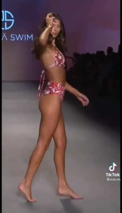 Yesterday I found out about a fashion Show in my town and I thought to myself "why not try the body of a sexy Model". The day came by and I saw this cutie back stage and I hopped right into her body. I used her memories to model as her and I loved it.
