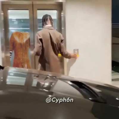 Esta mamon el disfraz de travis
