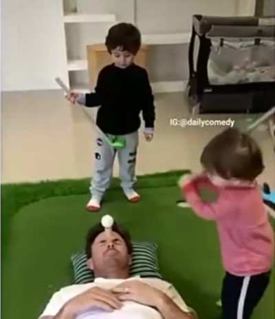Почему бы не поиграть с детьми в гольф ?)