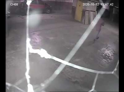 Así es como en 15min entraron a mi edificio y se llevaron una bicicleta armada, así es, literalmente le saco la rueda delantera a la mía y se la puso a la que pudo afanar. Solo en tuculandia, cada día más audaces y profesionales estos soretes, increíble.