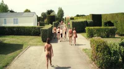 Maria de Medeiros &amp;amp; man - Ni &agrave; vendre ni &agrave; louer (FR2011) - Strange naturist place