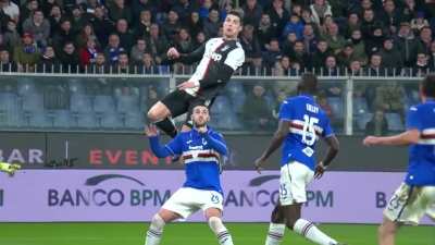 Cristiano Ronaldo&rsquo;s insane jump for a headed goal. For reference, the defender right next to him is over 6ft tall.