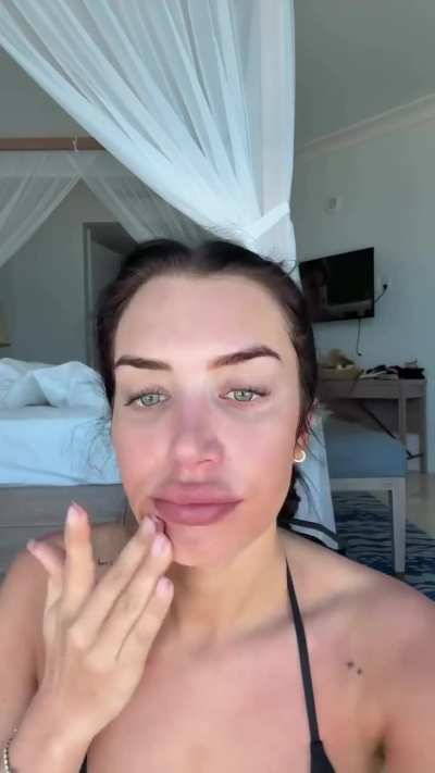 &lsquo;Beach makeup&rsquo; | IG January 2025