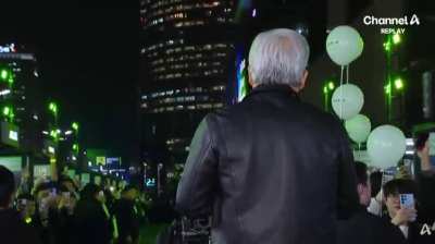 Jensen Huang: &ldquo;Anybody else NVIDIA investors? (Audience cheers) That&rsquo;s why Korea is rich.&rdquo;