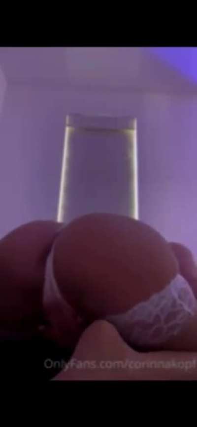 rubbing her clit