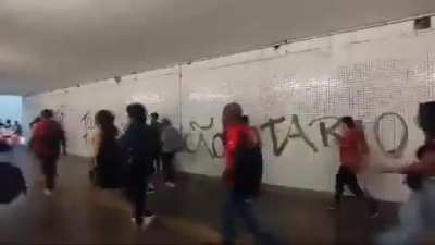 "Toma a&iacute; tua privatiza&ccedil;&atilde;o, ot&aacute;rio.", pixa&ccedil;&atilde;o no metr&ocirc; de BH. Cr&eacute;dito/fonte: @velosomov