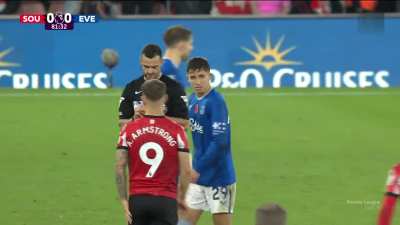 Ashley Young setting up for a throw-in vs Mateus Fernandes (Southampton vs Everton)