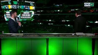 Scoreboard guy trolls Hockey announcer