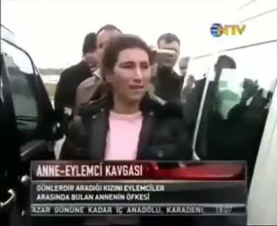 Bir anne, 17 yaşındaki evladı DHKPC ter&ouml;r &ouml;rg&uuml;t&uuml;ne katılmasın diye &ccedil;ırpınıyor. Ama birisi onu itiyor, kakıyor, azarlıyor. Belli ki &ouml;rg&uuml;te eleman devşirmekle g&ouml;revli. Kim mi o (g&ouml;zl&uuml;kl&uuml; olan)? Bug&uuml;nlerde kahraman ilan edilen DHKP-C'li Ebru Timtik.