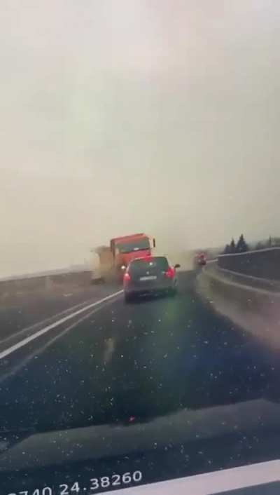 Romania 🇷🇴
Three people were killed in a serious traffic accident in the Avrig belt. The driver of the dump truck, a 67-year-old man living in Tiliska, collided with a car traveling in the opposite direction, driven by a 38-year-old man living in the Cova