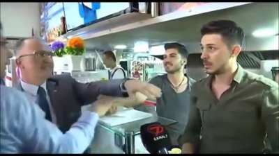 İmamoğlu, vatandaşı &ouml;ld&uuml;resiye tokatlıyor.