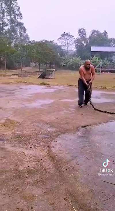 This man&rsquo;s chain whip mastery is frightening