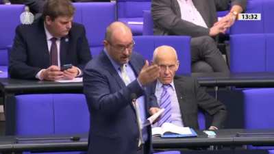 Wenn du rechten Verschw&ouml;rungsbl&ouml;dsinn verbreiten willst, aber deine Kanzlerin einen Doktor in Quantenchemie hat.
