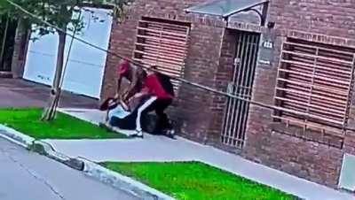 Dos ladrones arrastraron por la calle a una mujer en un intento de robo en Quilmes