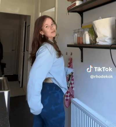 Rhode Kok showt haar kont