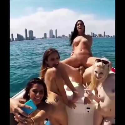 Bitches on boat 🤳