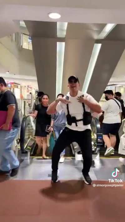 TikTok &ldquo;&rdquo;&rdquo;influencer&rdquo;&rdquo;&rdquo; with over 9 million followers does some influencing on the escalator