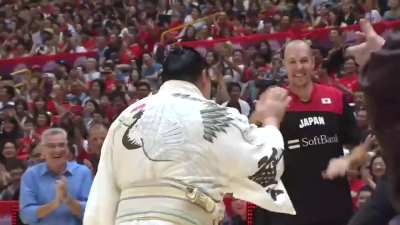 Kakuryu easily sinks a 3-pointer