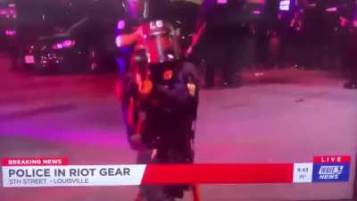 Police start shooting at Press with rubber bullets on Live TV