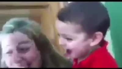 Ni&ntilde;o le pega a su hermanito
