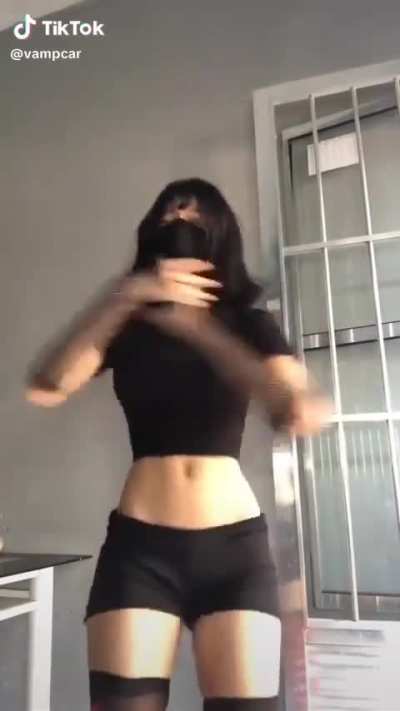 Ela posta rebolando assim pra provocar