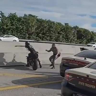 Quando o governo n&atilde;o atrasa o sal&aacute;rio do pol&iacute;cia