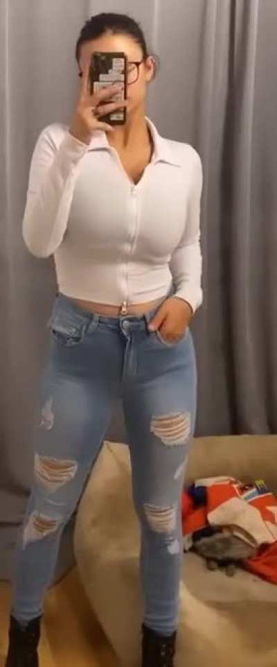 here her boobs don&acute;t look big