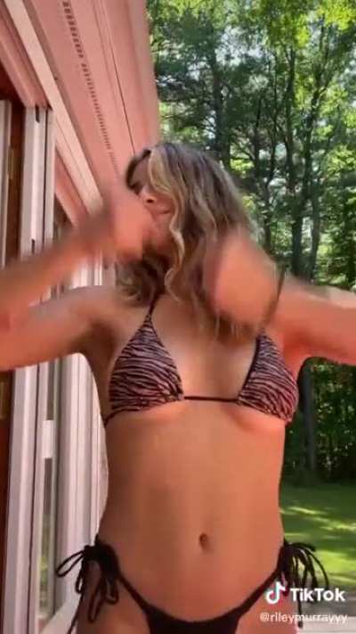 Nice Underboob